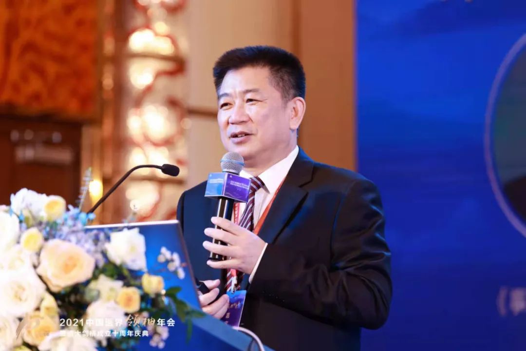 医界最强大脑聚三亚健翔集团董事长龙翔宇会上献智慧